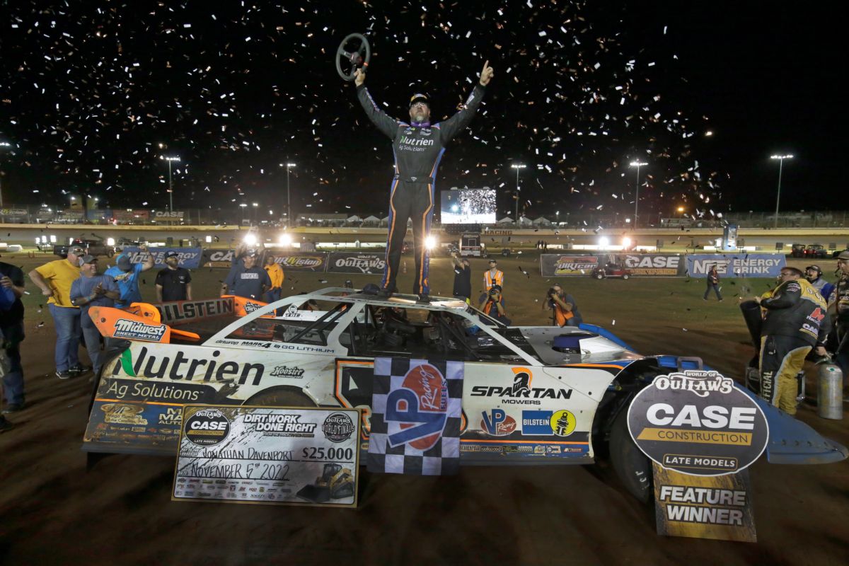 Davenport Reigns In Spectacular World Of Outlaws World Finals Finale