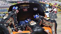 Crews go under the hood of the No. 4 machine of Kevin Harvick to solve a mechanical issue during a rare Sunday Bank of America 500/Drive for the Cure 300 doubleheader at Charlotte Motor Speedway.