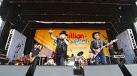 Country duo Big & Rich kicked off Sunday's fun with a pre-race concert in the Fan Zone before the Coca-Cola 600 at Charlotte Motor Speedway.