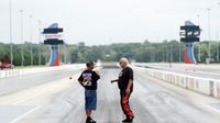 Nine-time Pro Mod world champion Rickie Smith (right) and zMAX Dragway official Danny Furr talk about track conditions during a three-day Pro Mod test featuring 20 teams at zMAX Dragway.
